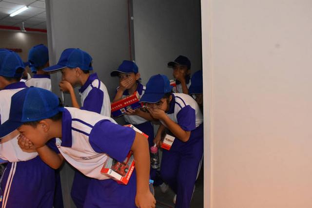 學(xué)生體驗煙霧逃生