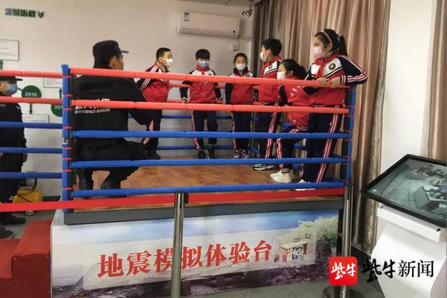 學(xué)生們在學(xué)習(xí)防地震的應(yīng)急安全知識