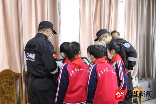 藍(lán)天救援隊(duì)隊(duì)員在給學(xué)生們觀看案例視頻