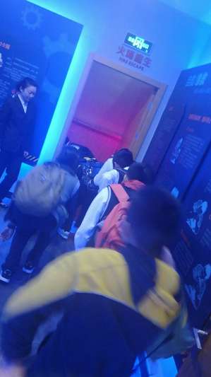 參觀消防體驗(yàn)館模擬煙霧逃生 參觀消防體驗(yàn)館模擬煙霧逃生