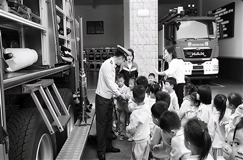 小朋友參觀消防體驗(yàn)館 小朋友參觀消防體驗(yàn)館
