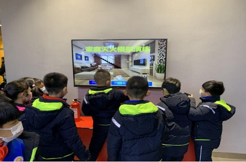 浙江平陽-孩子們?cè)诎踩w驗(yàn)館里學(xué)平安知識(shí)