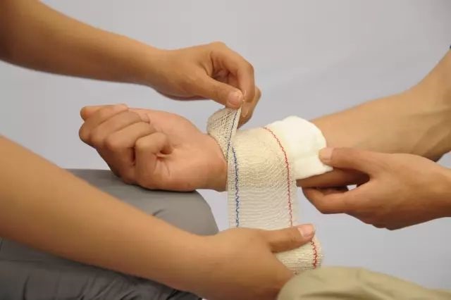 螺旋反折包扎法1