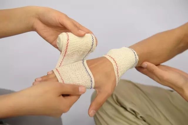 8字繃帶包扎法3 8字繃帶包扎法3