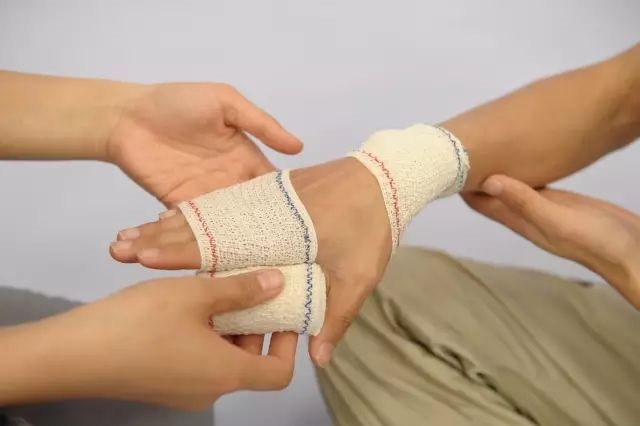 8字繃帶包扎法2 8字繃帶包扎法2