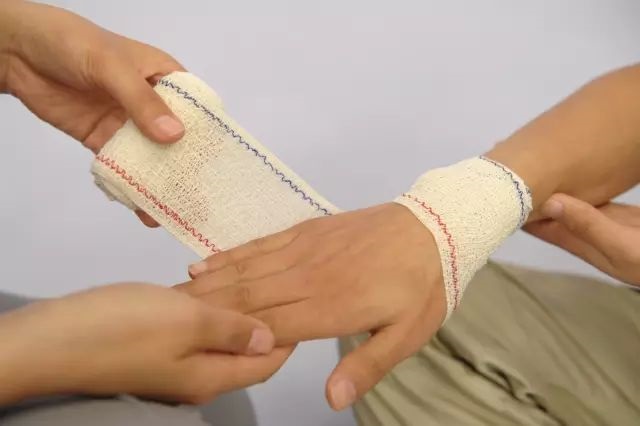 8字繃帶包扎法1 8字繃帶包扎法1