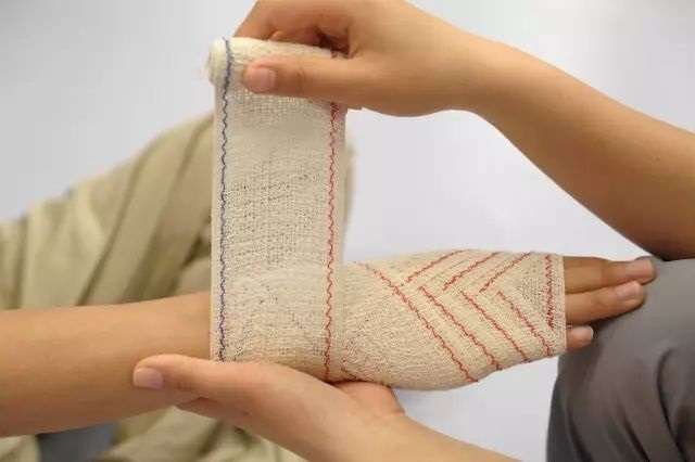 8字繃帶包扎法7 8字繃帶包扎法7