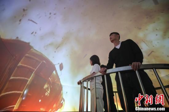 參觀(guān)者在體驗(yàn)穿戴消防救援服裝