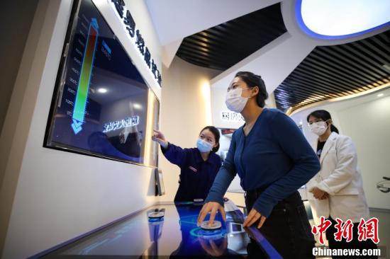 參觀(guān)者在進(jìn)行“家庭易燃品試驗(yàn)”