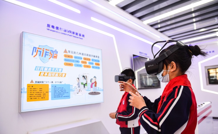 學(xué)生在使用反電信詐騙VR體驗系統(tǒng) 學(xué)生在使用反電信詐騙VR體驗系統(tǒng)