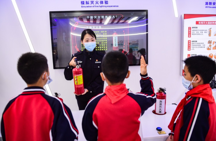 民警在教授學(xué)生消防知識